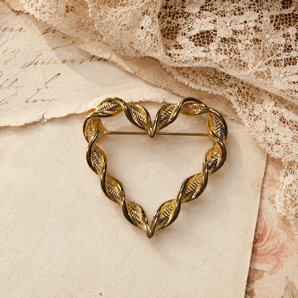 Trifari Heart Brooch Twisted Rope Textured Gold Tone Leaf Vine Signed Vintage OS